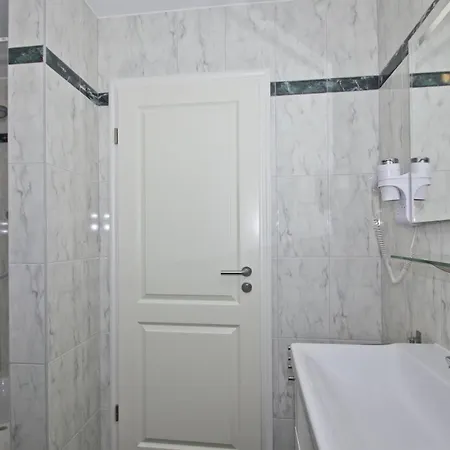 Mit Meerblick Und Balkon, Gratis Nutzung Vom Ahoi Erlebnisbad Und Sauna In Sellin - Meeresblick 33 Apartmán Goehren (Ruegen)