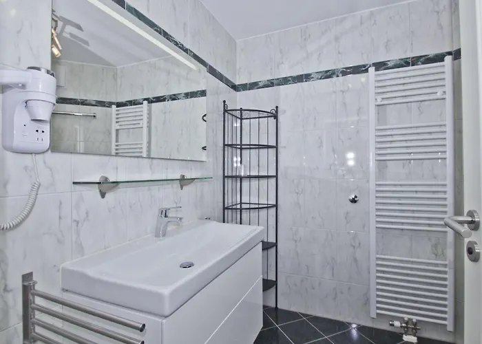 Apartment mit Meerblick und Balkon, gratis Nutzung vom AHOI Erlebnisbad und Sauna in Sellin - Meeresblick FeWo 33